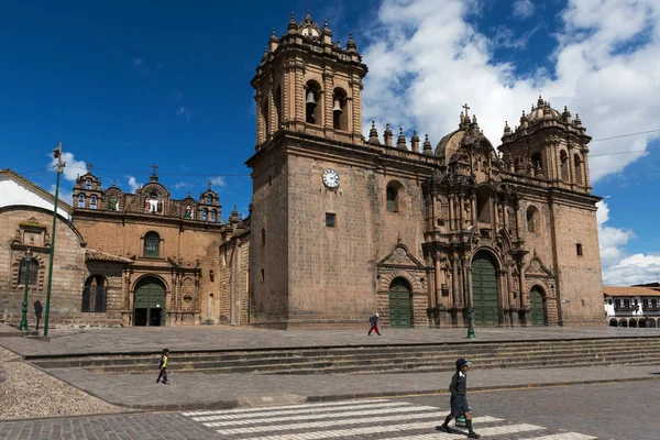 Vista de la Catedral del Cuzco en Ciudad del Cuzco, en Perú. Cuzco fue la capital del Imperio Inca, y es bien conocida por sus restos arqueológicos y la arquitectura colonial española —  Fotos de Stock