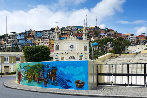 Vue de la ville de Guayaquil avec église et maisons colorées en Equateur, Amérique du Sud . — Photo