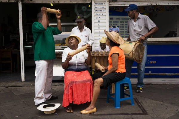 Músicos callejeros tocando en una calle de la ciudad de Cali, en Colombia — Foto de Stock