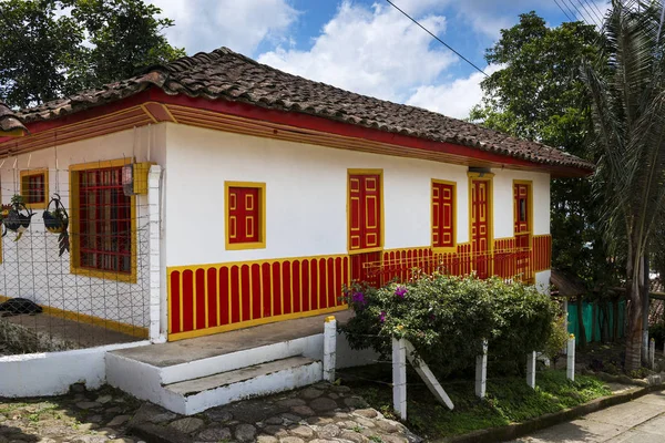 Vue d'une maison coloniale traditionnelle, peinte en couleurs vives, dans la ville de Salento, en Colombie, Amérique du Sud — Photo