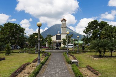 Görünüm Kosta Rika Arenal Volcano ile La Fortuna şehir arkasında.