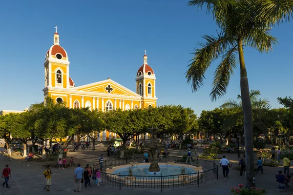 Vy över Granada katedralen och stadens största torg i Granada, Nicaragua — Stockfoto