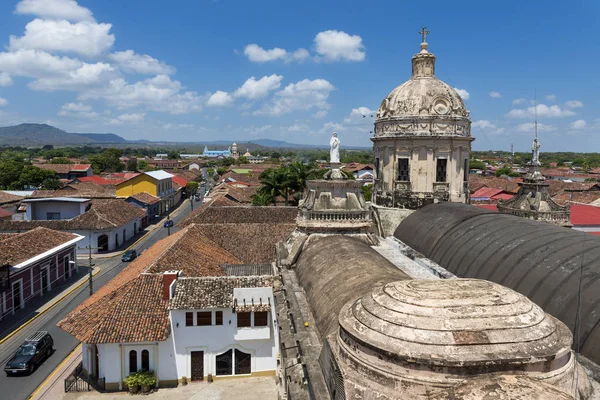 观的殖民城市格拉纳达在尼加拉瓜，中美洲，从拉梅赛德教堂的屋顶 — 图库照片