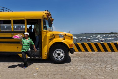 Bir otobüs Feribot Terminali'ne Gölü Nikaragua, Nikaragua kıyıları San Jorge kasaba bırakarak gıda satıcı