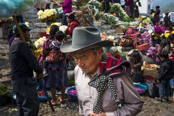 Local people in a street market in the town of Chichicastenango, in Guatemala — Stock Photo, Image