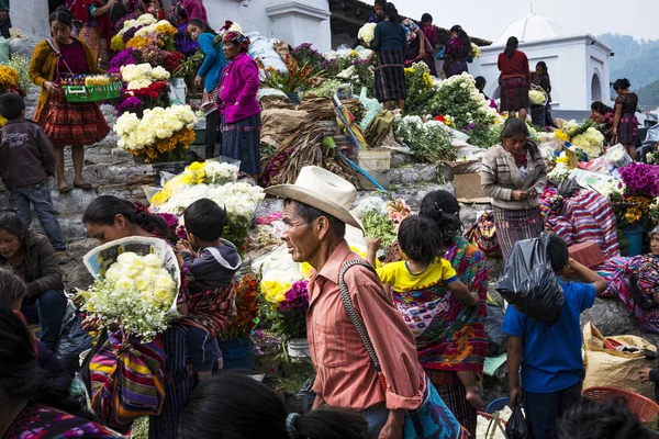 Local people in a street market in the town of Chichicastenango, in Guatemala — Stock Photo, Image