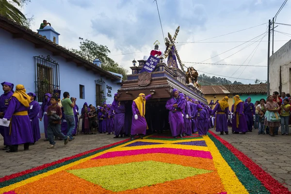 Mor elbiseler giyen adam Antigua, Guatemala kutsal hafta Paskalya kutlamaları sırasında bir float (anda) taşıma. — Stok fotoğraf