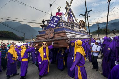 Mor elbiseler giyen adam Antigua, Guatemala kutsal hafta Paskalya kutlamaları sırasında bir float (anda) taşıma.