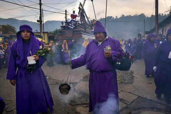 Mann in lila Gewändern bei einer Prozession während der Osterfeierlichkeiten in der Heiligen Woche in Antigua, Guatemala. — Stockfoto