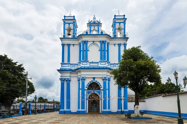 Iglesia pintada en azul y blanco en la ciudad de San Cristóbal de Las Casas, México —  Fotos de Stock