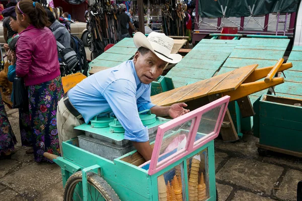 Man, verkoop van ijsjes in een straatmarkt in de stad van San Cristobal de Las Casas in de regio van Chiapas, Mexico. — Stockfoto