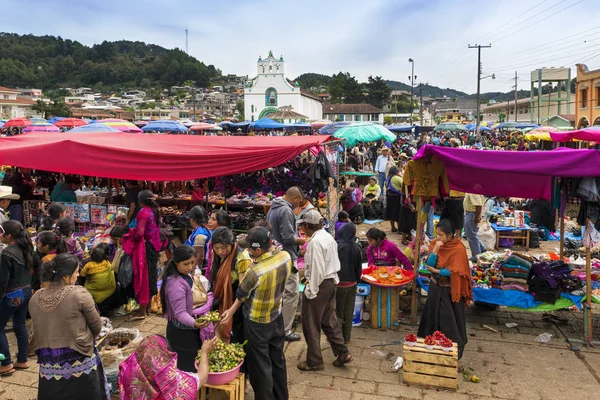 Местные жители на уличном рынке в городе Сан-Хуан-Чамула, Чьяпас, Мексика — стоковое фото