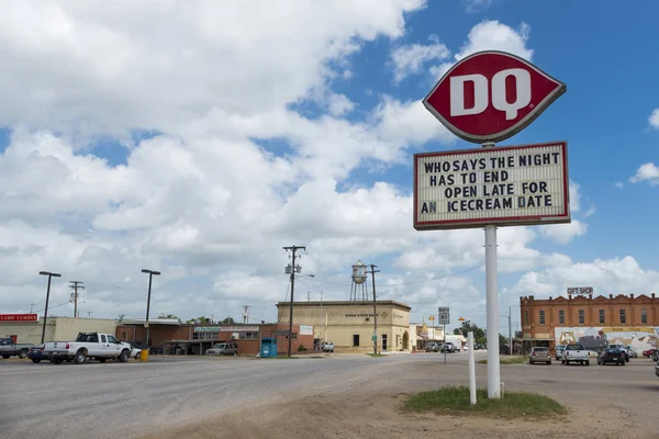 Blick auf die Stadt Nixon im US-Bundesstaat Texas, mit einem Straßenschild für ein Abendessen im Vordergrund. — Stockfoto
