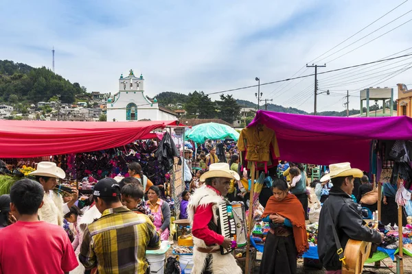 Local people in a street market in the town of San Juan Chamula, Chiapas, México —  Fotos de Stock