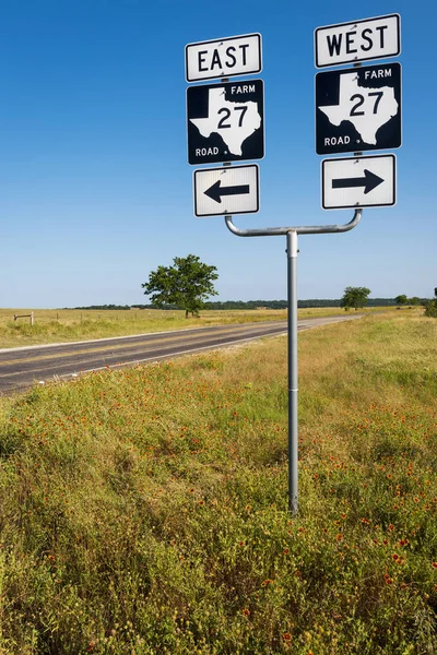 アメリカのテキサスの田舎の農道で道路標識します。; — ストック写真