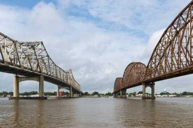 İki köprü geçiyor Morgan City, Louisiana Atchafalaya Nehri