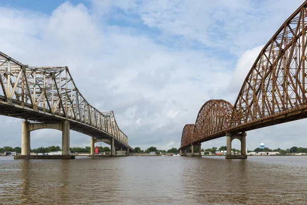Dos puentes que cruzan el río Atchafalaya en Morgan City, Louisiana — Foto de Stock
