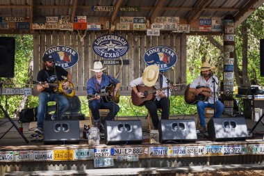 Luckenback, Texas bir müzik mekan oynayan country müzik grubu.