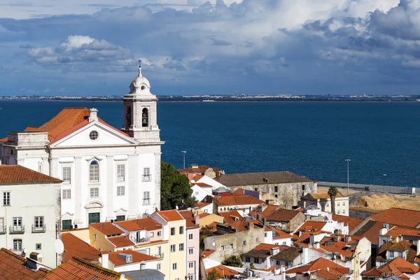 Weergave van de Alfama wijk in Lissabon, Portugal — Stockfoto