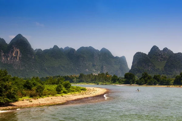 Raft dans la rivière Li dans la région du Guagxi en Chine — Photo