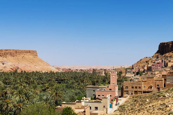 Berberské vesnice nedaleko Dades soutěsce v Maroku — Stock fotografie