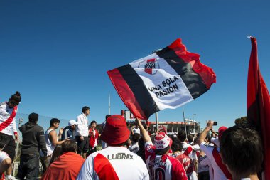 River Plate destekçileri şarkı söyleyip dans Estadio Monumental Antonio Vespucio Liberti içinde şehir Buenos Aires, Arjantin futbol maçında katılmak üzere açmak stadyum kapılar için beklerken