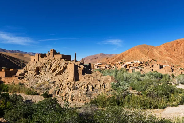 Ait Ali Kasbah e aldeia no desfiladeiro de Dades, Marrocos — Fotografia de Stock
