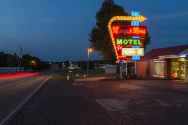 Munger Moss Motel Lübnan, Missouri, ABD Route 66 boyunca geceleri görünümünü