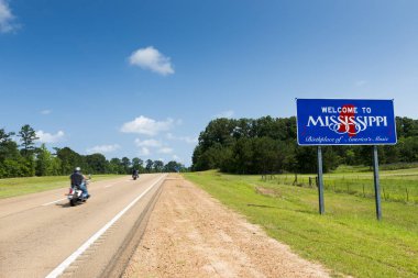 İki motosiklet Mississippi Devlet tarafından geçen işaret bize Highway 61 ABD boyunca hoş geldiniz.