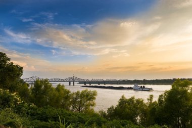 Vicksburg, Mississippi Vicksburg Köprüsü yakınlarında Mississippi Nehri itici tekne