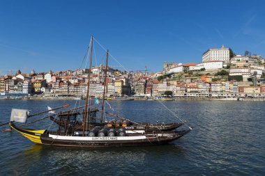 Porto şehir arka planda ile Douro nehre geleneksel Rabelo tekneler (