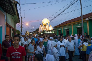 İnsanlar bir alay sokaklarda Nikaragua Leon şehir Paskalya kutlamaları sırasında gece