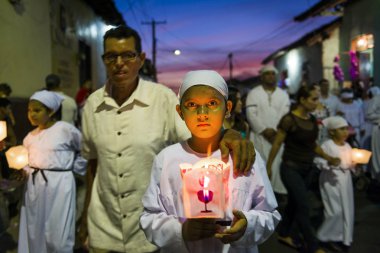 Bir alay sokaklarda Nikaragua Leon şehir Paskalya kutlamaları sırasında gece mum tutan genç çocuk