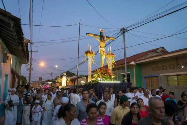 People at night in a procession in the streets of the city of Leon in Nicaragua during the Easter celebrations — Stock Photo, Image