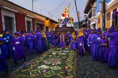 Mor elbiseler giyen adam Antigua, Guatemala kutsal hafta Paskalya kutlamaları sırasında bir float (anda) taşıma.
