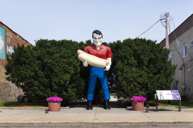 Paul Bunyan bize Route 66 Atlanta, Illinois, ABD bir sosisli sandviç heykel holding