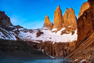 Mirador Torres gündoğumu içinde Torres del Paine Milli Parkı Patagonia, Şili'de