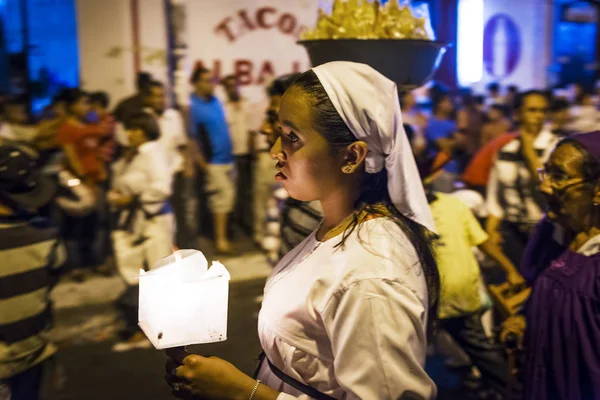 Mädchen mit Kerze in der Nacht in einer Prozession in den Straßen der Stadt Leon in Nicaragua während der Osterfeierlichkeiten — Stockfoto
