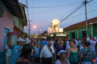Bir alay sokaklarda Nikaragua Leon şehir Paskalya kutlamaları sırasında insanlarda