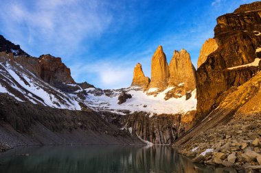 Mirador Torres gündoğumu içinde Torres del Paine Milli Parkı Patagonia, Şili'de