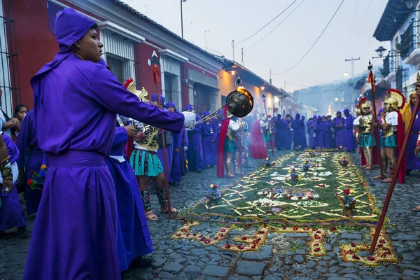 Man wearing purple robes and ancient Roman military clothes during the Easter celebrations, in the Holy Week, in Antigua, Guatemala. — Stock Photo, Image