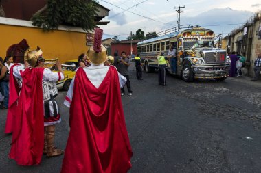 Bir alay Antigua, Guatemala kutsal hafta Paskalya kutlamaları sırasında Antik Roma askeri kıyafet giyen adam.
