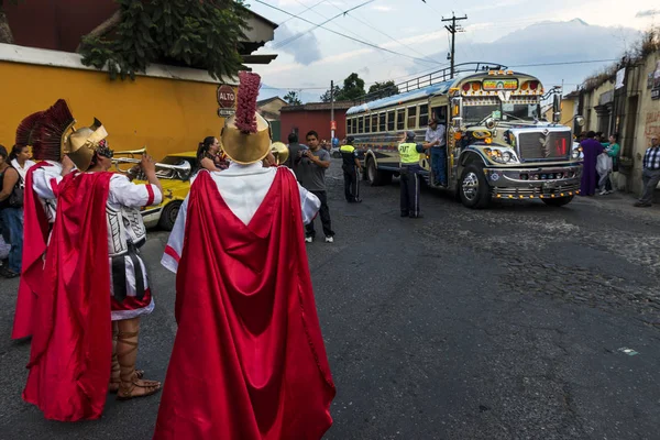 Mann in antiken römischen Militärkleidern bei einer Prozession während der Osterfeierlichkeiten in der Heiligen Woche in Antigua, Guatemala. — Stockfoto