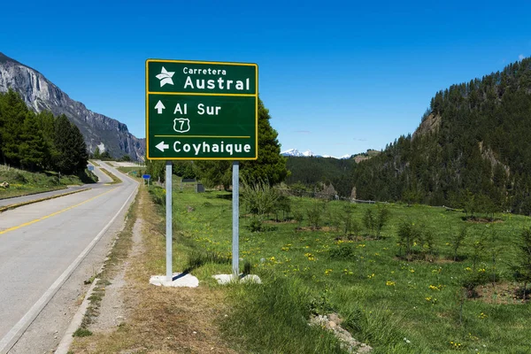 Közúti bejelentkezés a Carretera Austral közelében a várost Coyhaique, Chile — Stock Fotó