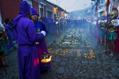 Bir alay Antigua, Guatemala kutsal hafta Paskalya kutlamaları sırasında Antik Roma askeri giysi ve mor elbiseler giyen adam.