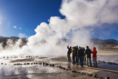 Atacama Çölü, kuzey Şili Geysers del Tatio alanında bir şofben izlerken turist