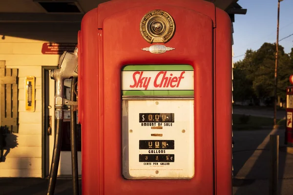 Alte Zapfsäule an einer Tankstelle entlang der Route 66 in dwight, illinois, USA. — Stockfoto