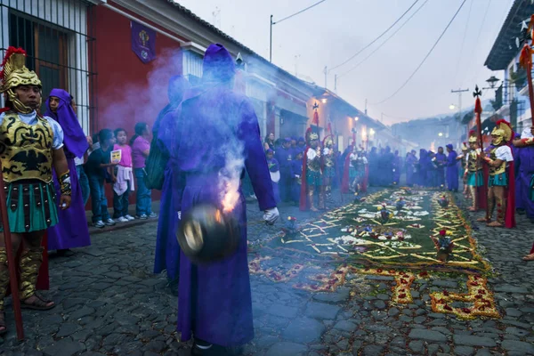 イースターのお祝いをグアテマラのアンティグアの聖週の間に行列に古代ローマ軍の服と紫のローブを着た男. — ストック写真