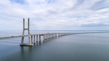 Vasco da Gama Köprüsü Lizbon'daki Tagus Nehri üzerinde havadan görünümü