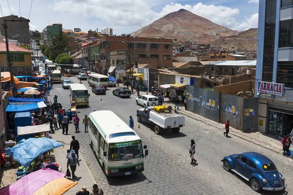 Vista de una calle concurrida en la ciudad de Potosí con el Cerro Rico al fondo. Potosí es una de las ciudades más altas del mundo y fue la mayor fuente de plata para España durante la época colonial. . — Foto de Stock